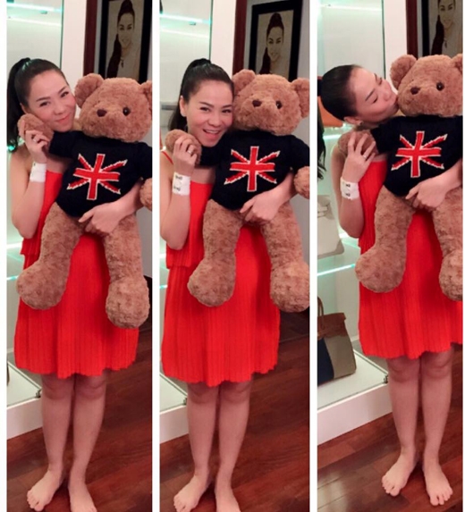 
	
	Bà bầu Thu Minh ôm trên tay chú gấu cùng biểu cảm vô cùng dễ thương.